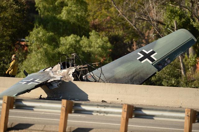 二战德国涂装的表演飞机在美国加州坠毁